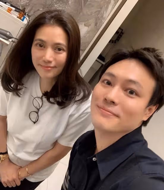 張家輝穿拖鞋去深圳理髮店,被曝剪頭花費近兩千,與店員大方合影