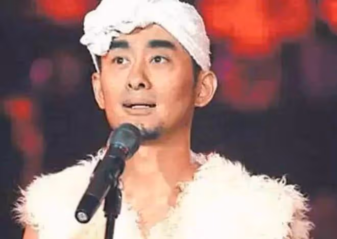 53歲歌手阿寶罕曝光,眉飛色舞講述在日本往事,鬍子拉碴穿破衣服