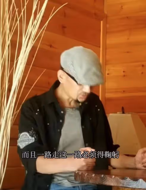 53歲歌手阿寶罕曝光,眉飛色舞講述在日本往事,鬍子拉碴穿破衣服