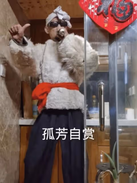 53歲歌手阿寶罕曝光,眉飛色舞講述在日本往事,鬍子拉碴穿破衣服