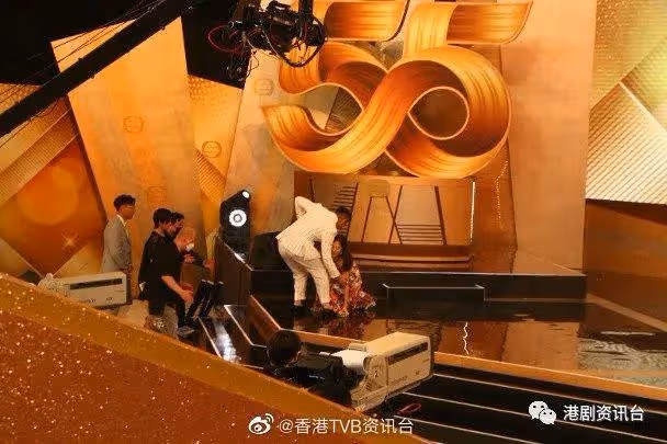 TVB率近百藝人宣傳新劇!視後台上險摔跤上頭條