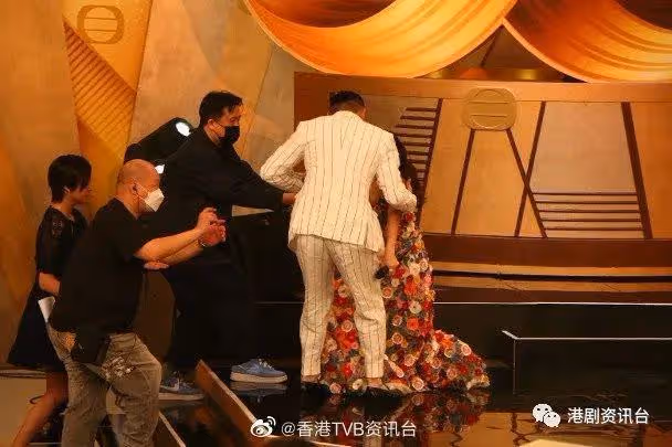 TVB率近百藝人宣傳新劇!視後台上險摔跤上頭條