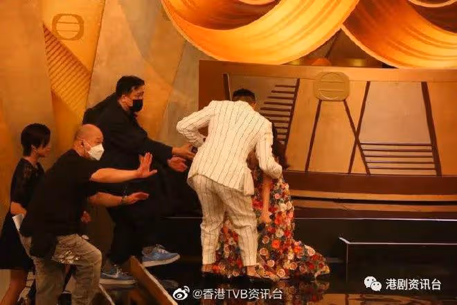 TVB率近百藝人宣傳新劇!視後台上險摔跤上頭條