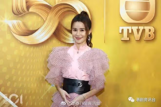 TVB率近百藝人宣傳新劇!視後台上險摔跤上頭條