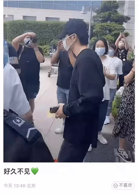 鄧倫偷漏稅被罰後首露面,消失72天人明顯消瘦,表現低調故意拉低帽檐