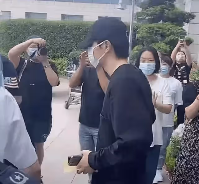 鄧倫偷漏稅被罰後首露面,消失72天人明顯消瘦,表現低調故意拉低帽檐
