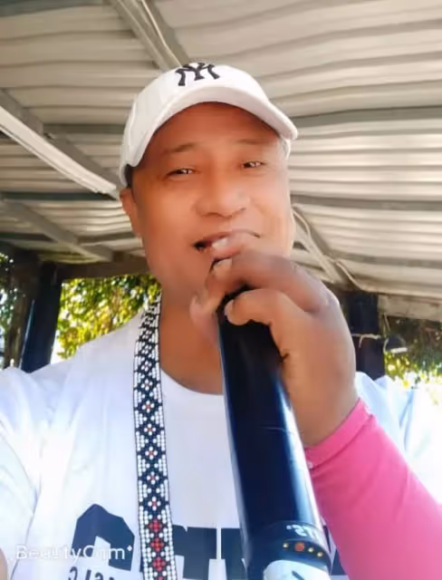 曾紅過費玉清,卡帶歌王「昔為病母棄前程」爆紅隱退也不悔,今65歲活成「老小孩」笑鬧生活羨煞全網