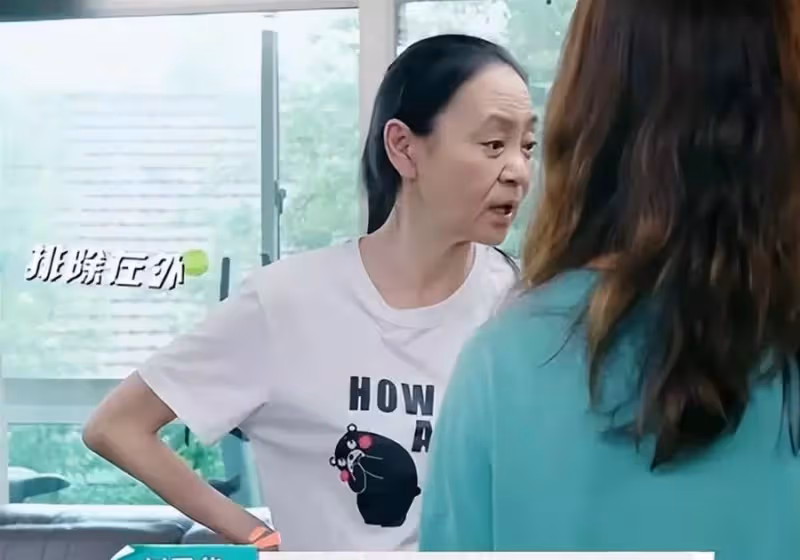 「62歲劉雪華」素顏被懟臉拍,穿白T恤皮膚下垂「判若兩人」,無懼衰老的心態:自然老去真美