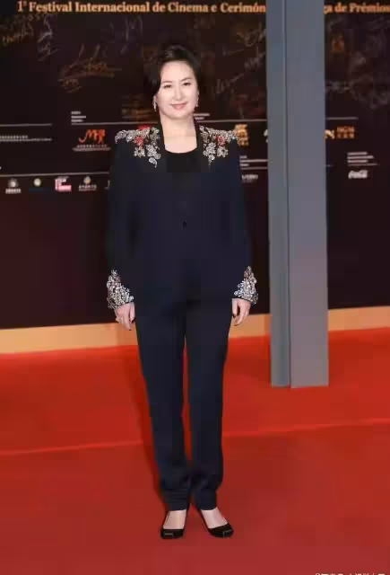 59歲何超瓊終於驚艷,穿豹紋連衣裙同框劉嘉玲,個頭小卻氣場強大 ,網友:低調又高貴