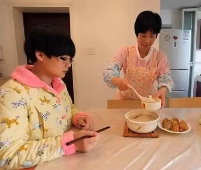 阿嬤家中請保姆,卻發現「家中剩飯常不見」 偷偷跟蹤「揭開背後真相」瞬間淚崩