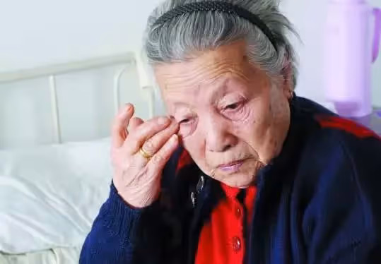 阿嬤家中請保姆,卻發現「家中剩飯常不見」 偷偷跟蹤「揭開背後真相」瞬間淚崩