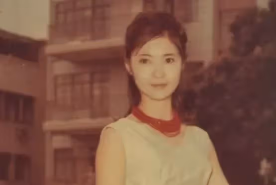 2歲失聰7歲出道養家!傳奇影后「甩謝賢棄秦祥林」二婚嫁圈外夫 今「74歲仍為公益奔波」不惜下跪