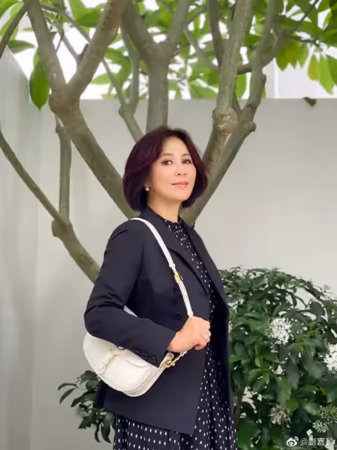根本不怕歲月!54歲劉嘉玲「素顏晨跑被拍到」:哪來的大媽 她樂喊「怎樣都是完美的我」被讚翻