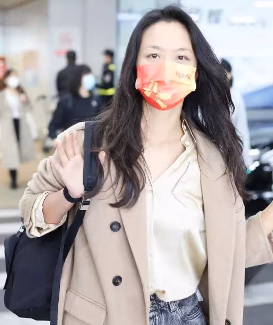 湯唯罕見素顏現身!大方看鏡頭一臉清純,網贊:夠真實