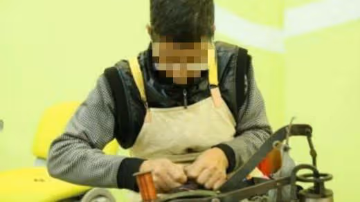 大娘被兒子遺棄街頭，靠乞討為生，一面之緣的小伙要給她養老送終
