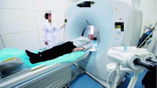 大娘被兒子遺棄街頭，靠乞討為生，一面之緣的小伙要給她養老送終