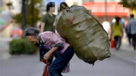 大娘被兒子遺棄街頭，靠乞討為生，一面之緣的小伙要給她養老送終