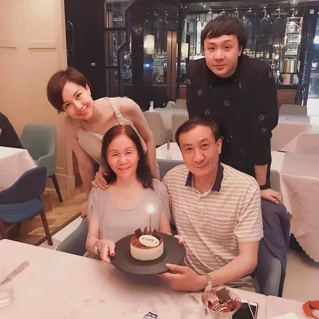 香港知名女星為轉運改名！16歲出道幫父還債，一天打三份工不嫌累
