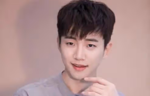李俊昊：隨便扔個眼鏡造就百萬直拍，擊敗李政宰拿下影帝卻被嘲