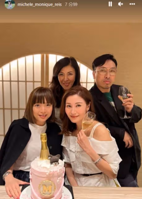 李嘉欣與親姐慶祝52歲生日,大病初癒開心喝香檳,姐妹倆長相相似