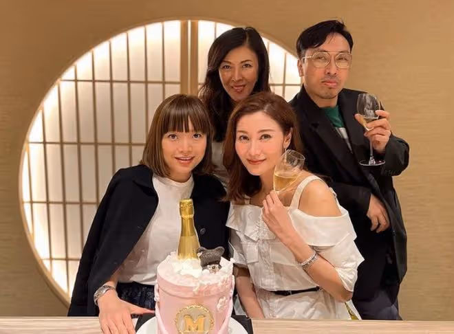 李嘉欣與親姐慶祝52歲生日,大病初癒開心喝香檳,姐妹倆長相相似