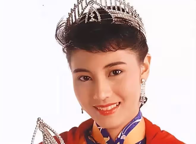 李嘉欣與親姐慶祝52歲生日,大病初癒開心喝香檳,姐妹倆長相相似