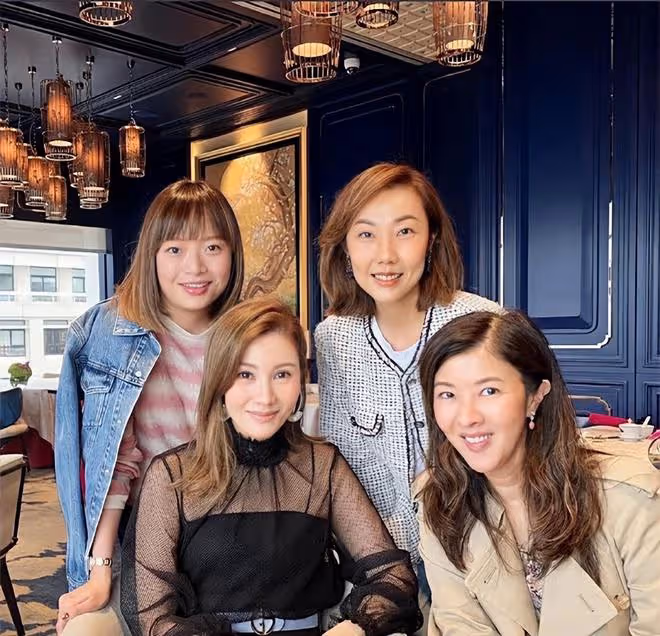 李嘉欣與親姐慶祝52歲生日,大病初癒開心喝香檳,姐妹倆長相相似
