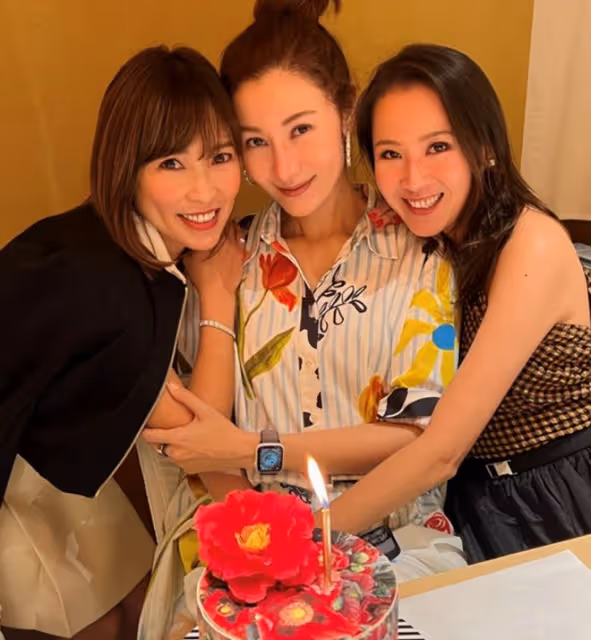 李嘉欣與親姐慶祝52歲生日,大病初癒開心喝香檳,姐妹倆長相相似