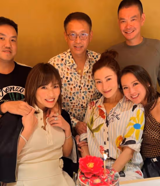 李嘉欣與親姐慶祝52歲生日,大病初癒開心喝香檳,姐妹倆長相相似