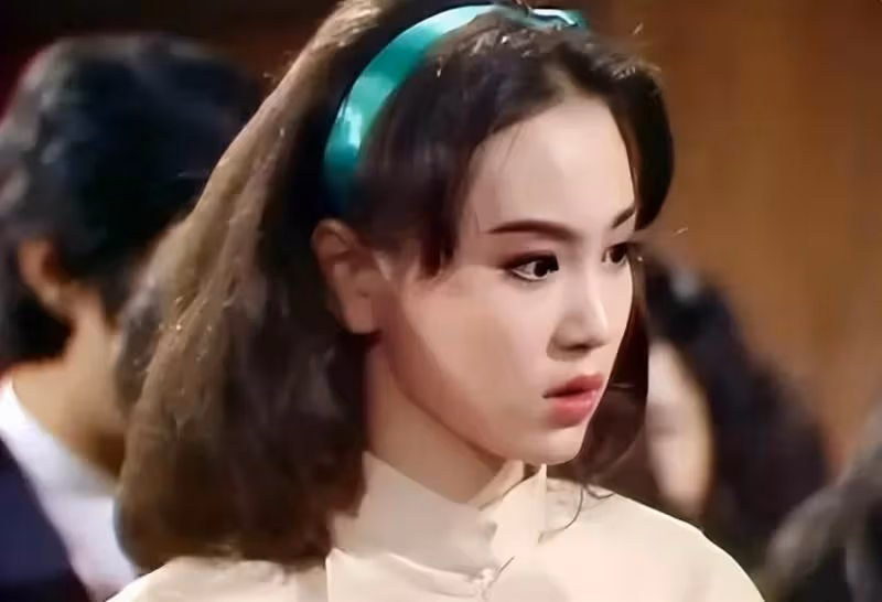 「62歲劉雪華」素顏被懟臉拍，穿白T恤皮膚下垂「判若兩人」，無懼衰老的心態：自然老去真美！