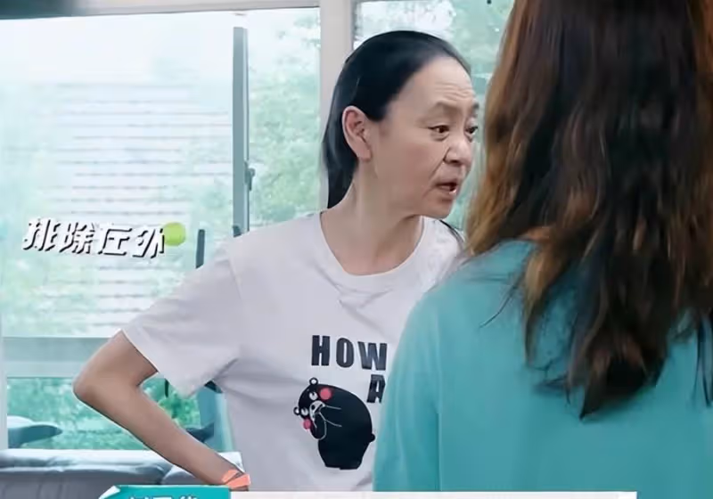 「62歲劉雪華」素顏被懟臉拍，穿白T恤皮膚下垂「判若兩人」，無懼衰老的心態：自然老去真美！