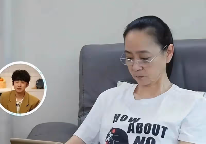 「62歲劉雪華」素顏被懟臉拍，穿白T恤皮膚下垂「判若兩人」，無懼衰老的心態：自然老去真美！