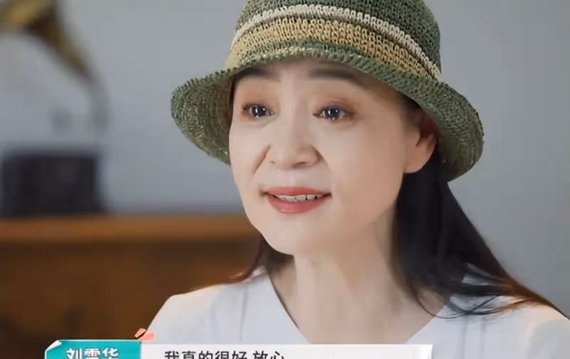 「62歲劉雪華」素顏被懟臉拍，穿白T恤皮膚下垂「判若兩人」，無懼衰老的心態：自然老去真美！