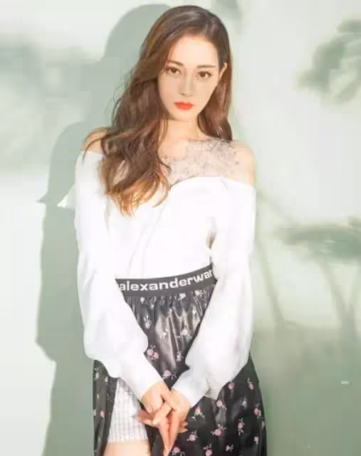 老天吻了熱巴的身材,卻給她一雙「驢蹄腳」,穿上高跟鞋過於真實