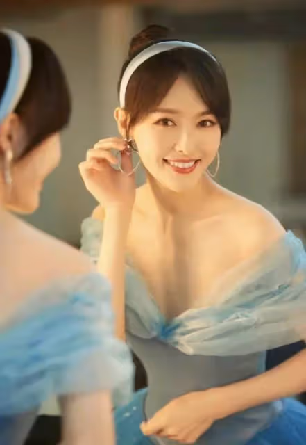 37歲唐嫣產後首度復出!笑魘如花依舊甜美,只是臉上「幸福肥」太搶眼了