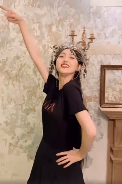 37歲唐嫣產後首度復出!笑魘如花依舊甜美,只是臉上「幸福肥」太搶眼了
