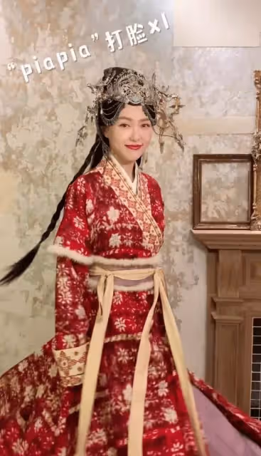 37歲唐嫣產後首度復出!笑魘如花依舊甜美,只是臉上「幸福肥」太搶眼了