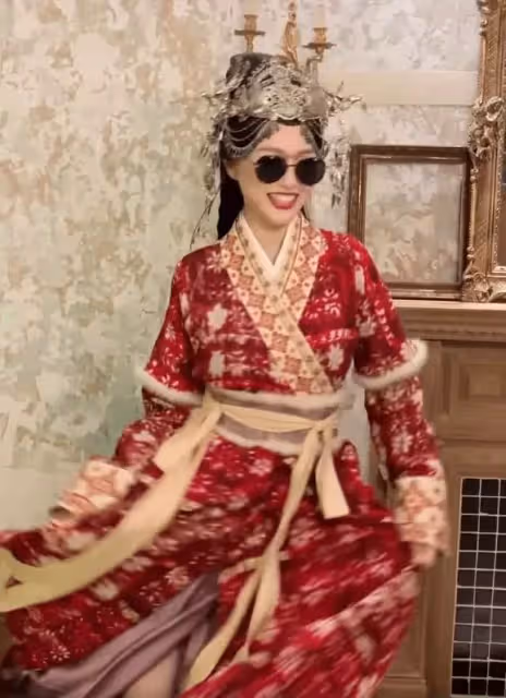 37歲唐嫣產後首度復出!笑魘如花依舊甜美,只是臉上「幸福肥」太搶眼了