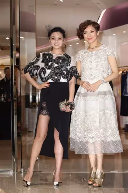 44歲大S越來越富態!頭戴黑紗扮貴婦,「開叉裙」意外露出蕾絲邊,網友:太不.雅觀