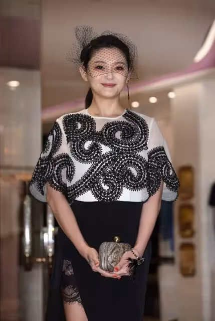 44歲大S越來越富態!頭戴黑紗扮貴婦,「開叉裙」意外露出蕾絲邊,網友:太不.雅觀