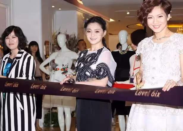 44歲大S越來越富態!頭戴黑紗扮貴婦,「開叉裙」意外露出蕾絲邊,網友:太不.雅觀