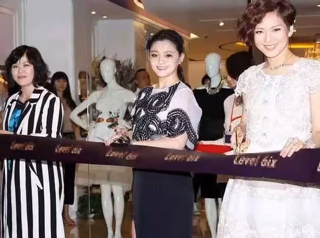 44歲大S越來越富態！頭戴黑紗扮貴婦，「開叉裙」意外露出蕾絲邊，網友：太不.雅觀