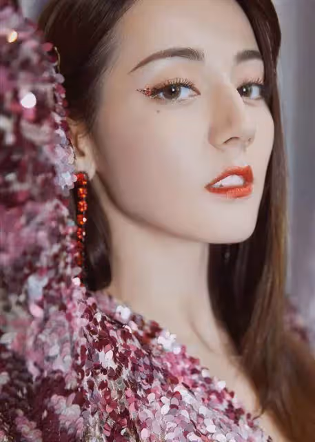 女神迪麗熱巴自嘲「我是家族最醜的」網不信,校花級表妹曝光「超仙五官美翻」粉絲服了:基因太強了!