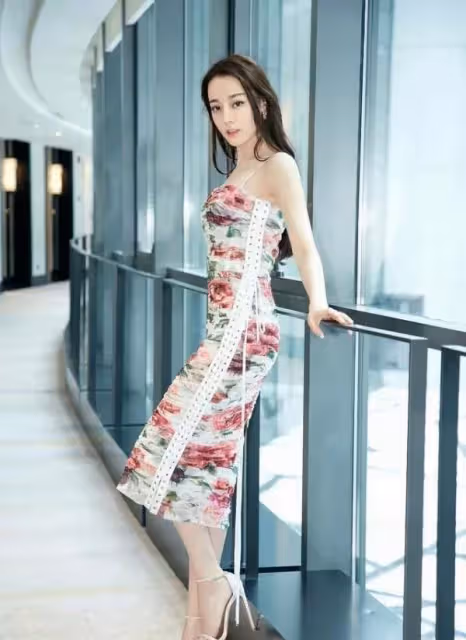 女神迪麗熱巴自嘲「我是家族最醜的」網不信,校花級表妹曝光「超仙五官美翻」粉絲服了:基因太強了!