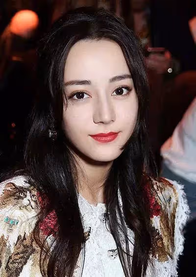女神迪麗熱巴自嘲「我是家族最醜的」網不信,校花級表妹曝光「超仙五官美翻」粉絲服了:基因太強了!
