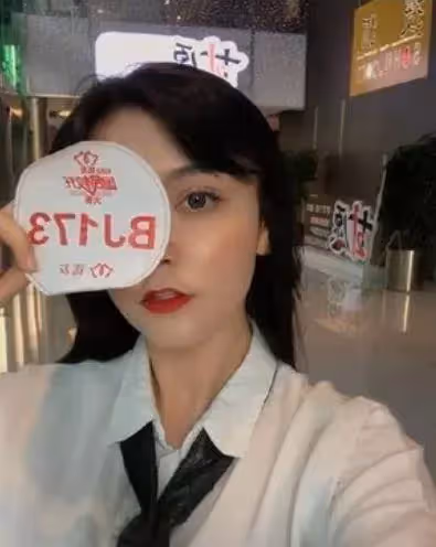 女神迪麗熱巴自嘲「我是家族最醜的」網不信,校花級表妹曝光「超仙五官美翻」粉絲服了:基因太強了!