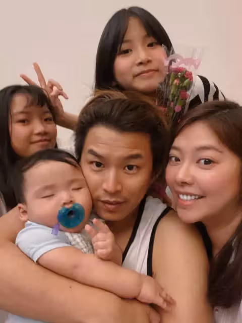 男星阿弟淚謝「愛妻獨扛家計」共度難關,收入多10倍偷往口袋塞錢「在外還給足面子」暖哭全網:娶到她真的三生有幸