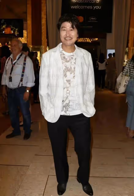IU坎城首秀,與宋康昊走紅毯,穿菸灰輕紗裙,露優越直角肩秀性感