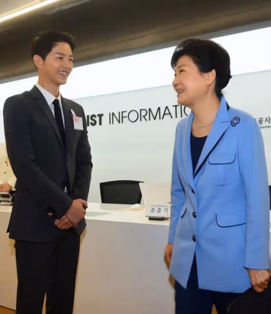 迷戀宋仲基挪用國家公款,朴槿惠被閨蜜牛郎送入獄,如今東山再起