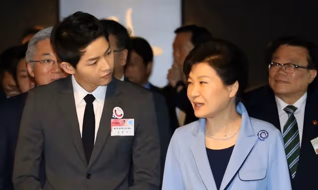 迷戀宋仲基挪用國家公款,朴槿惠被閨蜜牛郎送入獄,如今東山再起